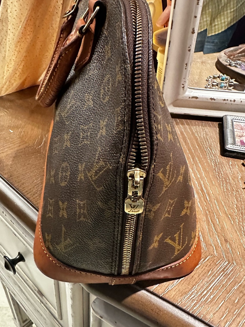 Louis Vuitton Alma - Picture 8 of 11